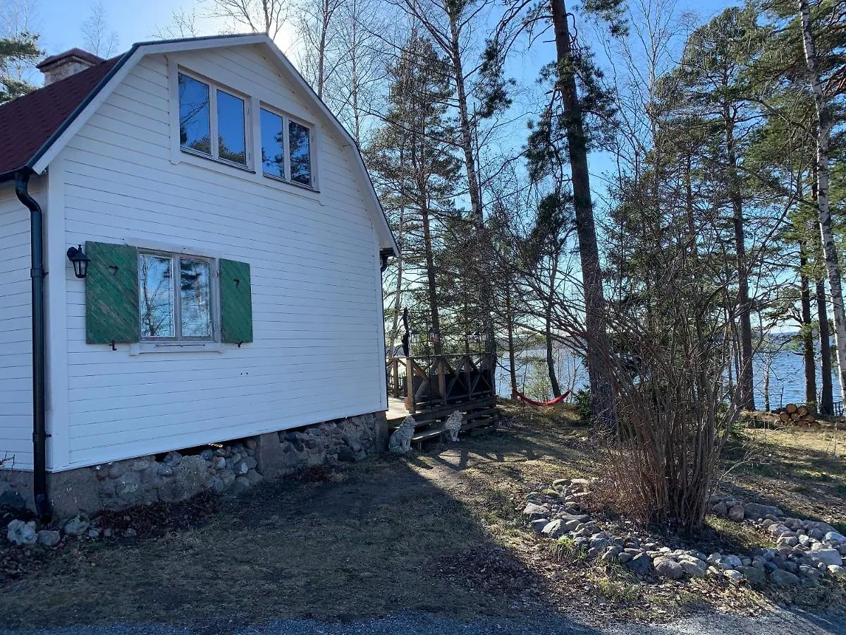 Charmig Stuga Av Rustik Stil I Stockholms Omrade