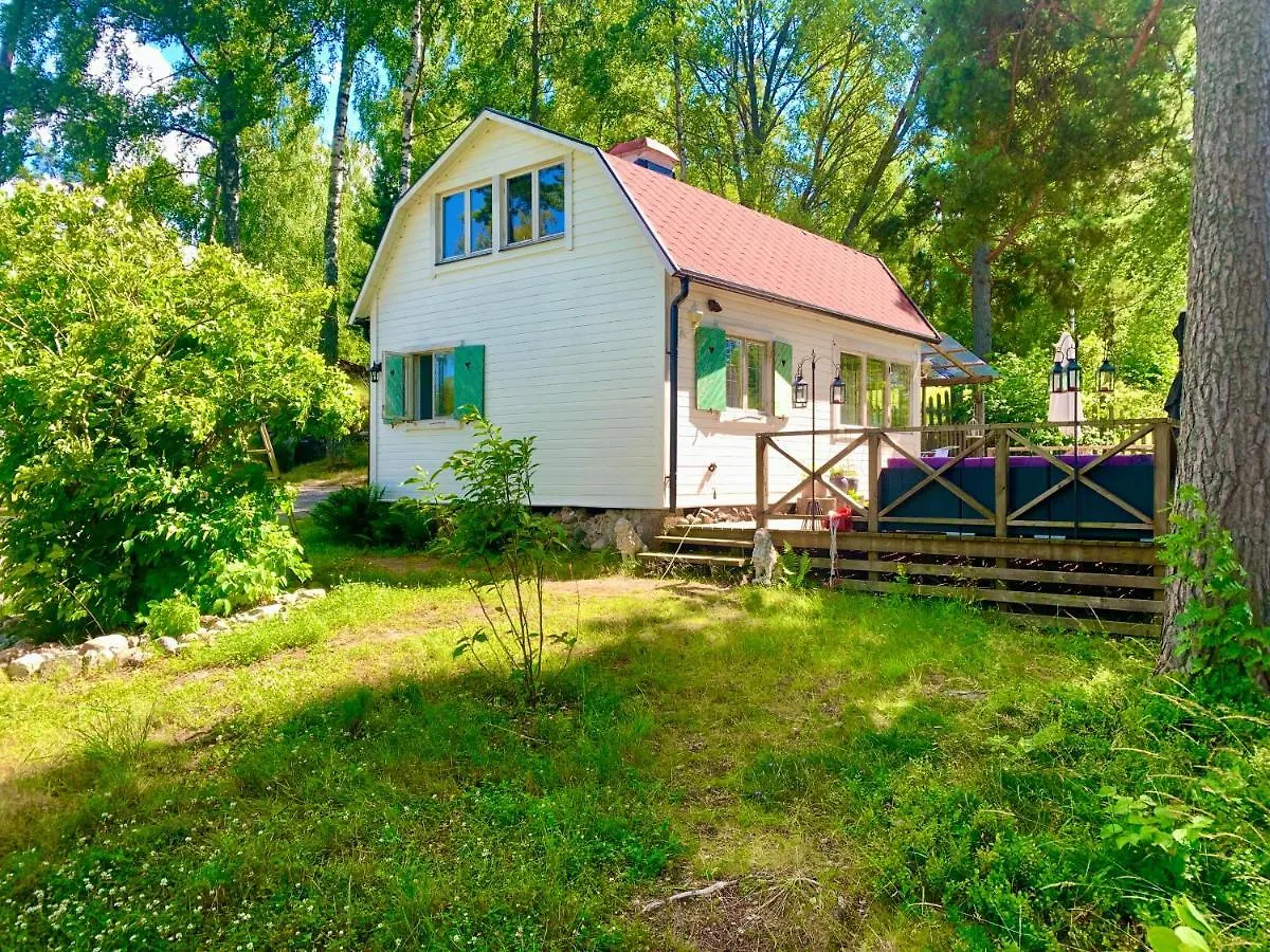 Charmig Stuga Av Rustik Stil I Stockholms Omrade