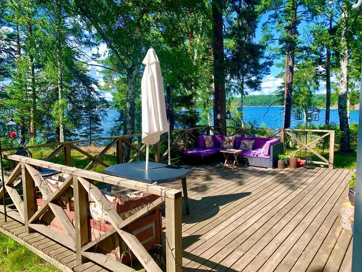 Charmig Stuga Av Rustik Stil I Stockholms Omrade
